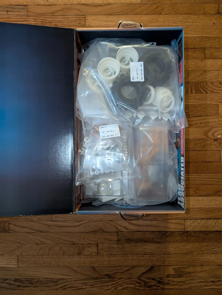 Team Associated RC10 40 Aniversario Kit Firmado por Jammin Jay + Cliff Lett Foto 2 de 2