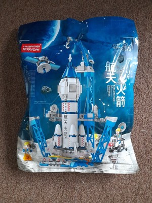 8864 Teile Raketenstart Set. Fantastisch für alle, die Spaß am Bauen haben.