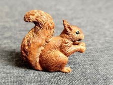 SCHLEICH 14684 - Eichhörnchen fressend, Wildtiere, +100 Figuren
