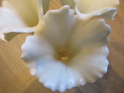 White Porcelain Ceramic 4 Lily fluted vase - Picture 11 of 24