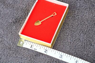 ブローチ Pin Shovel Brooch Small Gold Spade Building Construction Gift odd