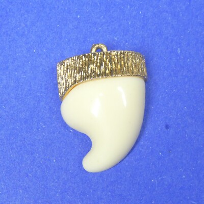 Faux Bear Tiger Claw Talon Pendant Goldtone Vintage