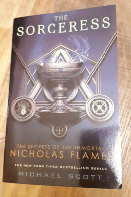 The Sorceress (Secrets of the Immortal Nicholas Flamel, English) - Michael Scott