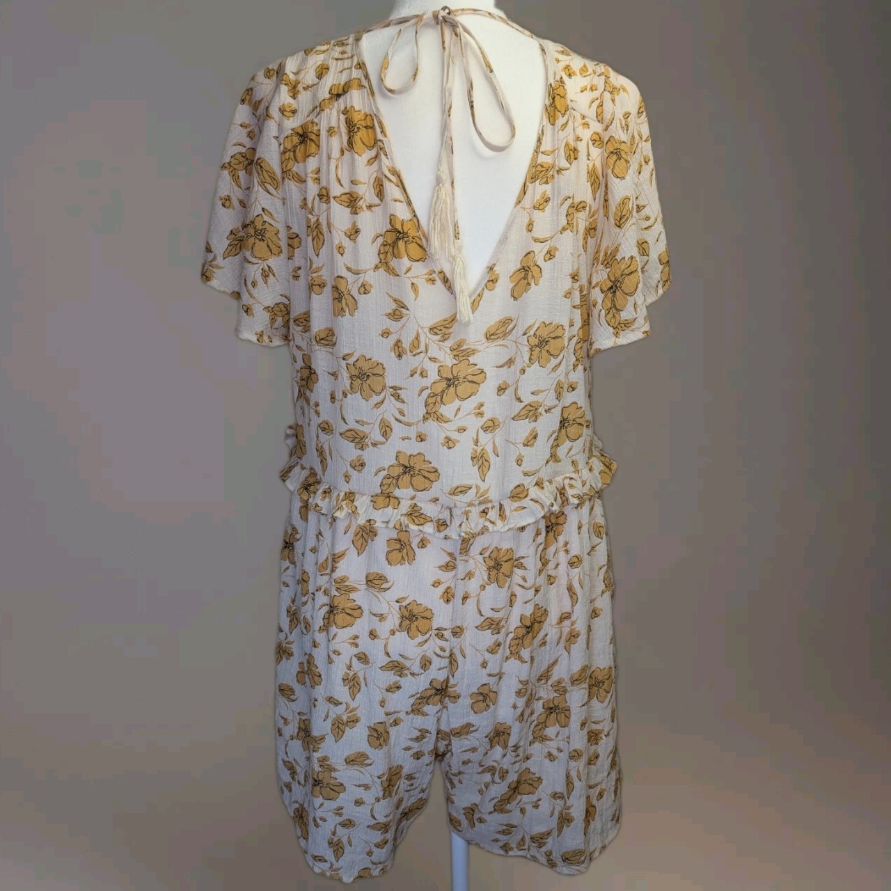 Baevely Mustard Floral Romper  Size  Large V-Neck Fully Lined Short Sleeve 