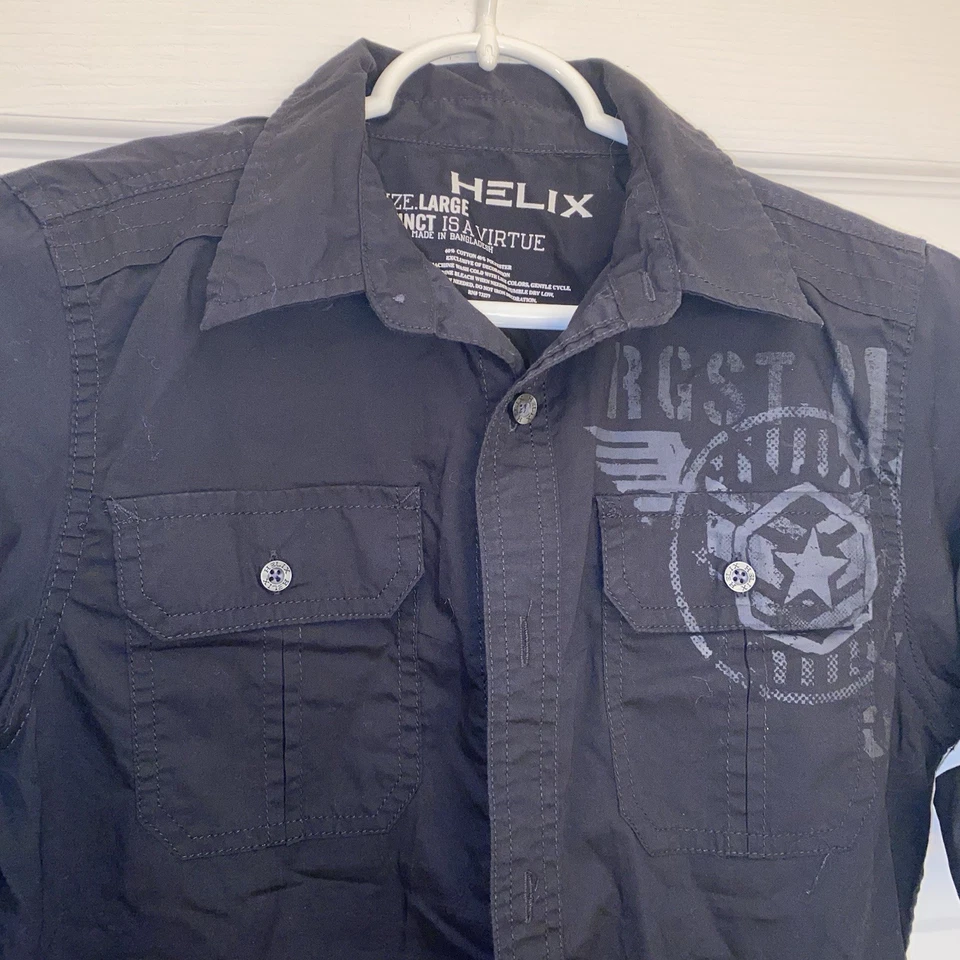 Camisa informal grande con botones de manga larga negra gráfica para niños grandes de la marca Helix Foto 2 de 4