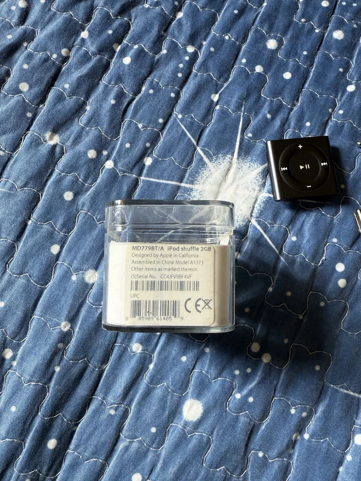 Apple iPod Shuffle 4a generazione 2GB NERO-BLACK Come Nuovo 4th A1373 MP3 - Immagine 2 di 4