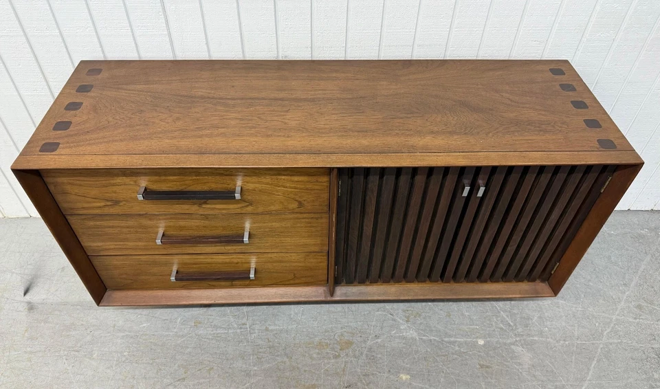 Aparador Mid-Century Modern Lane de nogal y palisandro Foto 3 de 4