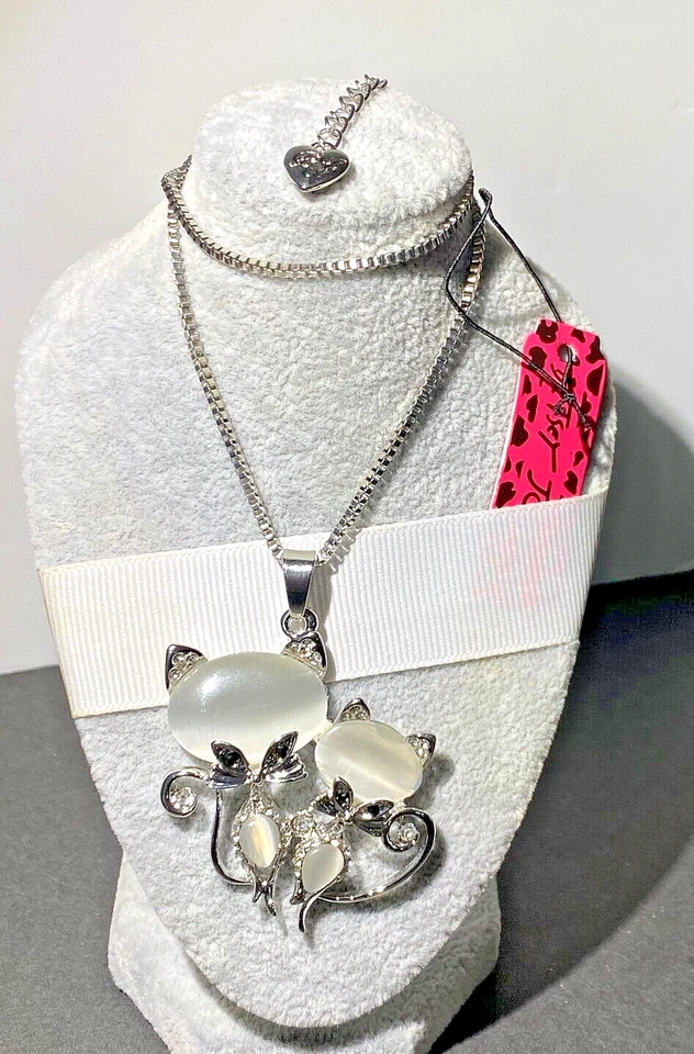 PINGENTE PRATO PRATA GATINHO AMOR VERDADEIRO PURRFECT BETSEY JOHNSON - Imagem 4 de 4