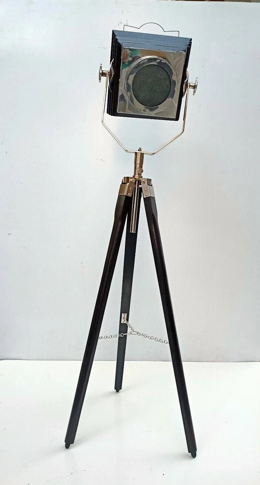 Lampada da terra treppiede elegante foto 4