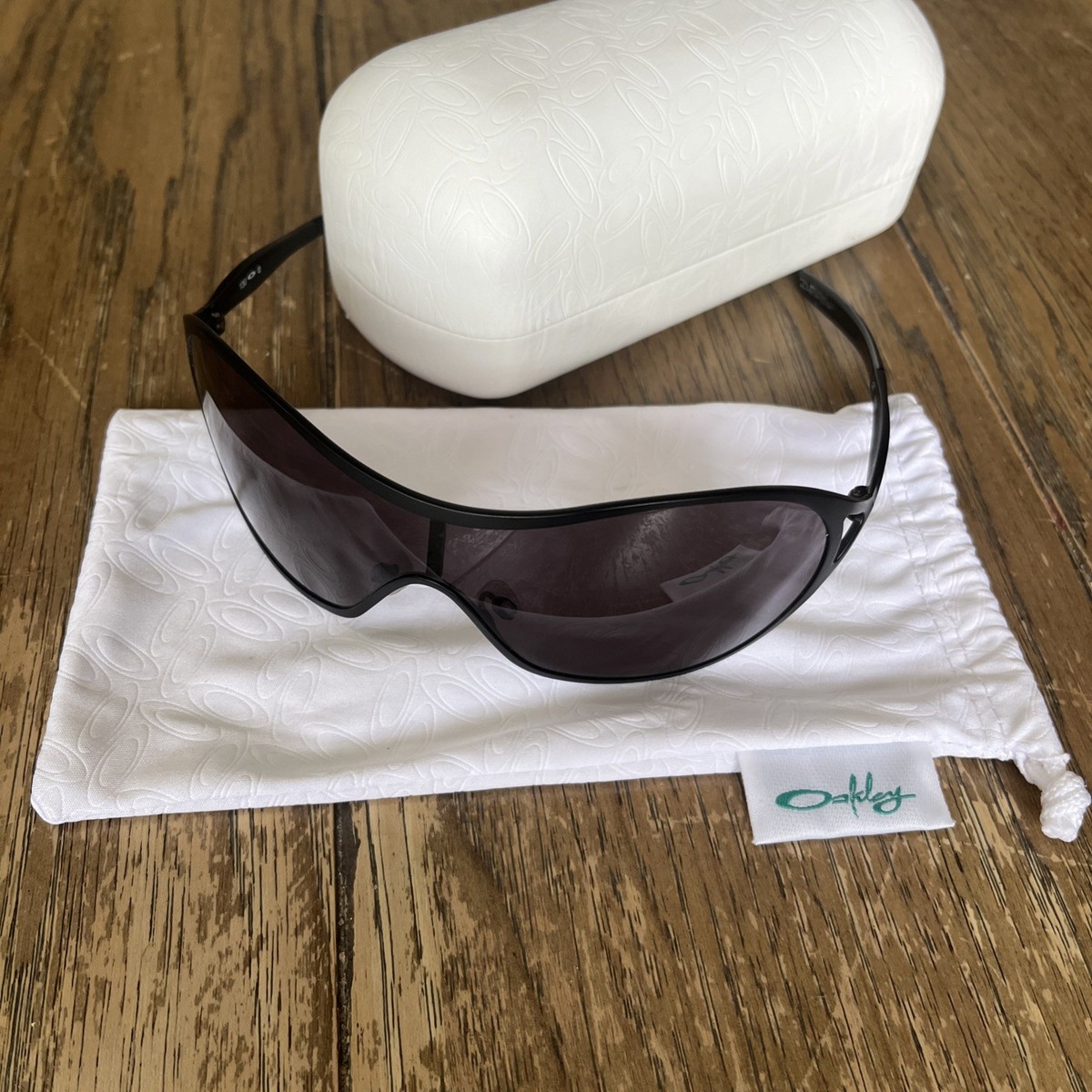 Oakley Deception Sunglasses Black Lenses Black Frame OO4039  display picture 2