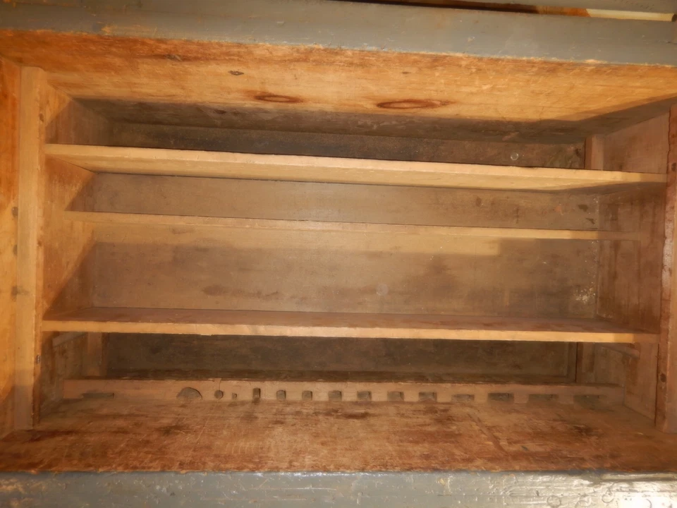 Caja de herramientas de carpintero cofre de pino pintado con bandejas cerraduras antiguas mangos de hierro fundido Foto 3 de 4