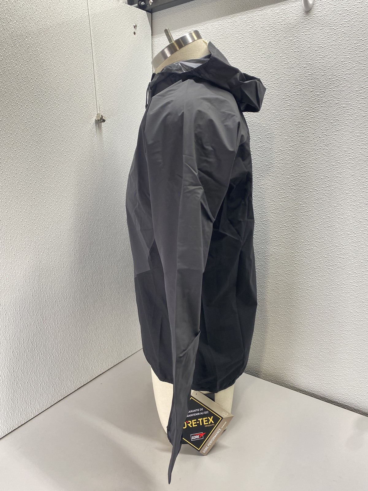 Arc'teryx Mens Norvan Shell Lightweight Jacket Size M Graphite, Black thumbnail 8