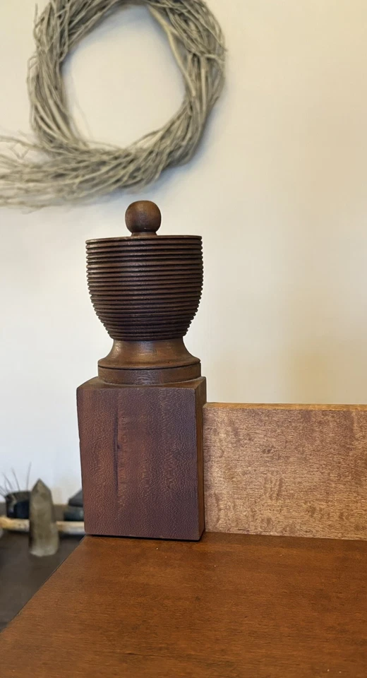 Gorg. Cómoda antigua federal de arce rizado y caoba del siglo XIX con remates de caña Foto 3 de 4