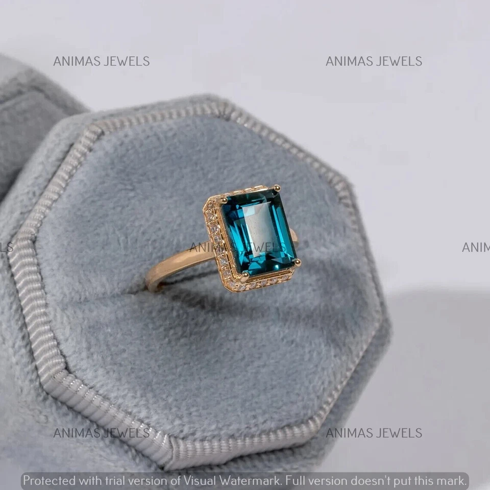 Anillo de boda con halo de topacio creado en laboratorio corte esmeralda de 2,50 quilates enchapado en oro amarillo de 14 quilates Foto 3 de 4