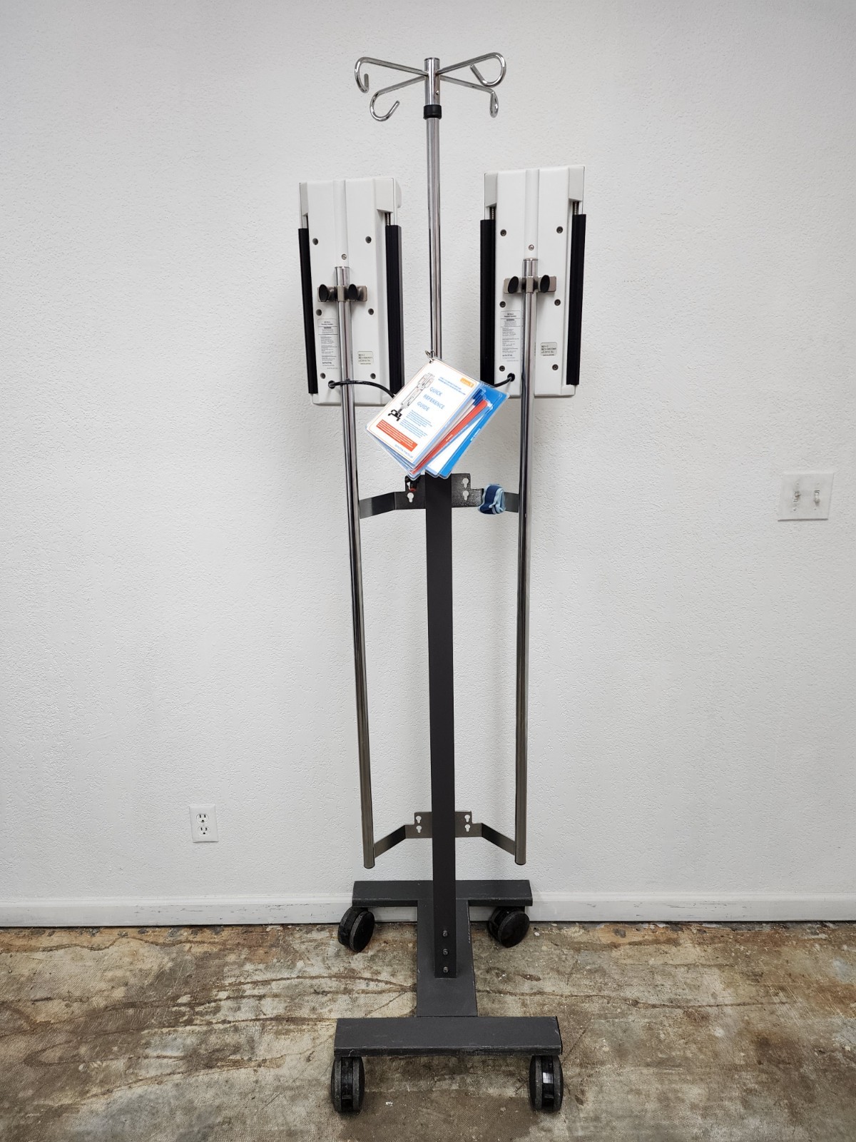 Smiths Medical Dual H-2 Pressure Chamber Level 1 on Rolling Cart w/ IV Pole