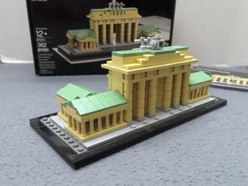 LEGO Architecture Brandenburg Gate Set 21011 Complete w/ Box and Manual