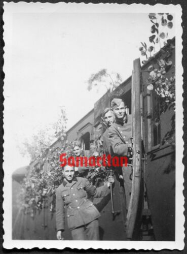 F1/8 WW2 ORIGINAL PHOTO OF GERMAN WEHRMACHT SOLDIERS ON THE TRAIN TO THE FRONT - Afbeelding 1 van 1