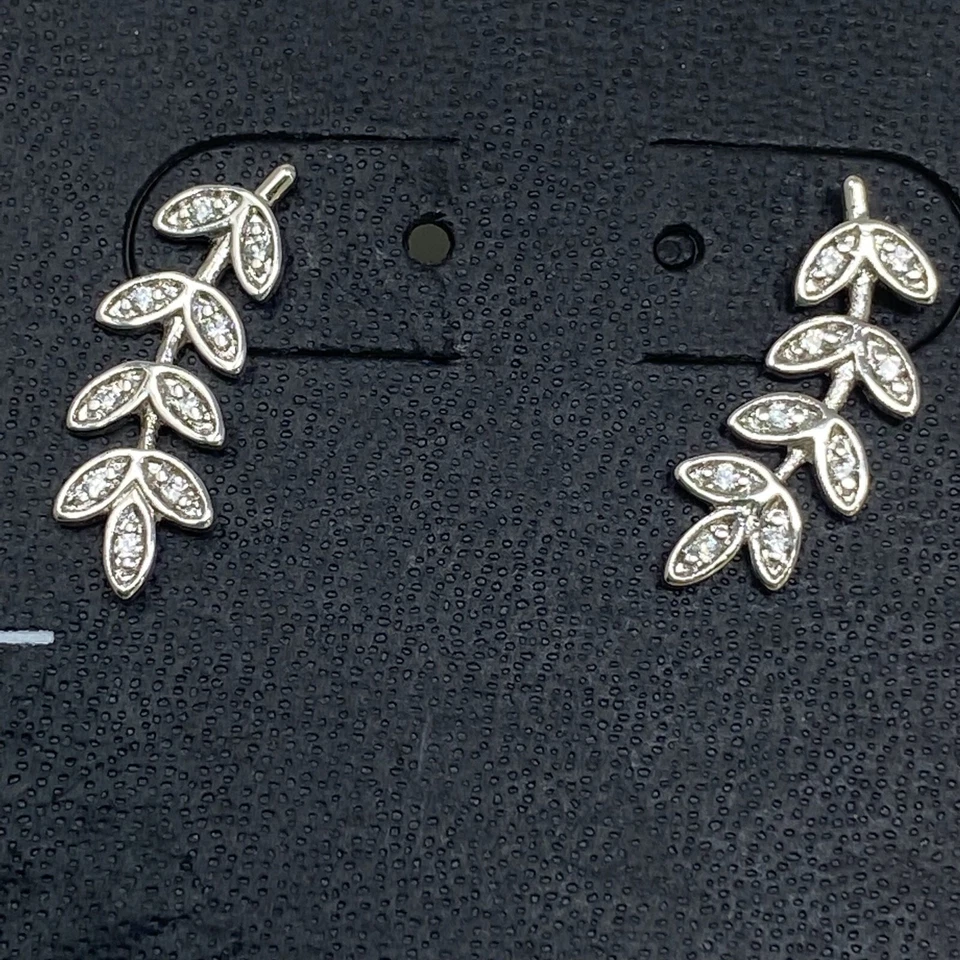 Pendientes de poste de circonita cúbica enchapados en plata para mujer Target Brand diseño de hoja Foto 2 de 4