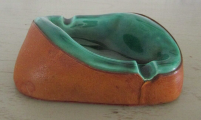 ART-DECO ANCIEN CENDRIER en CERAMIQUE avec monture BRONZE long. 12,7cm