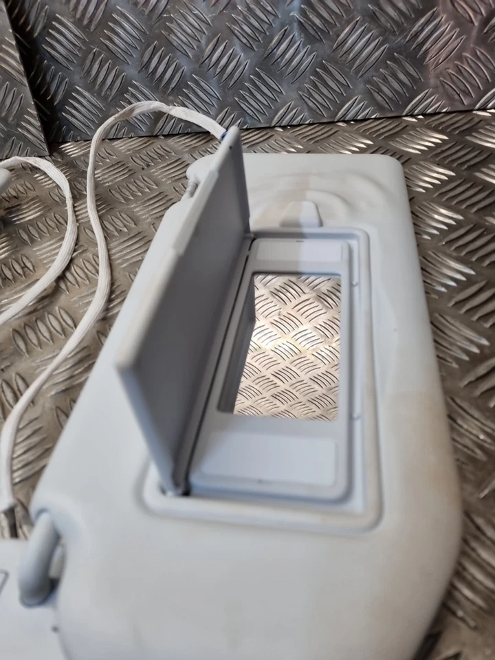 2018 Peugeot 3008 1.2 P MANUAL FRONT LEFT RIGHT Sunvisors Damaged  - Image 3 of 4