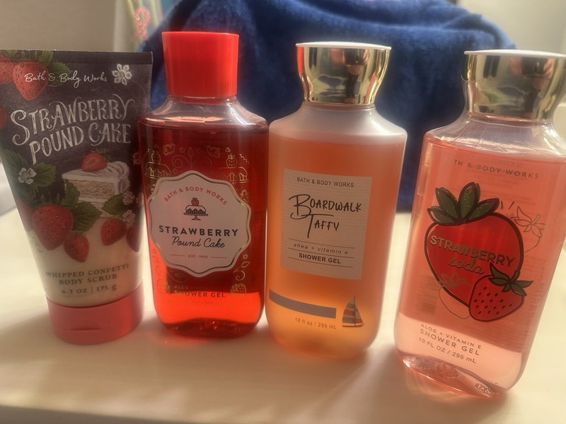 Bath & Body Works Strawberry Body Care Set Multipack Gel & Scrub