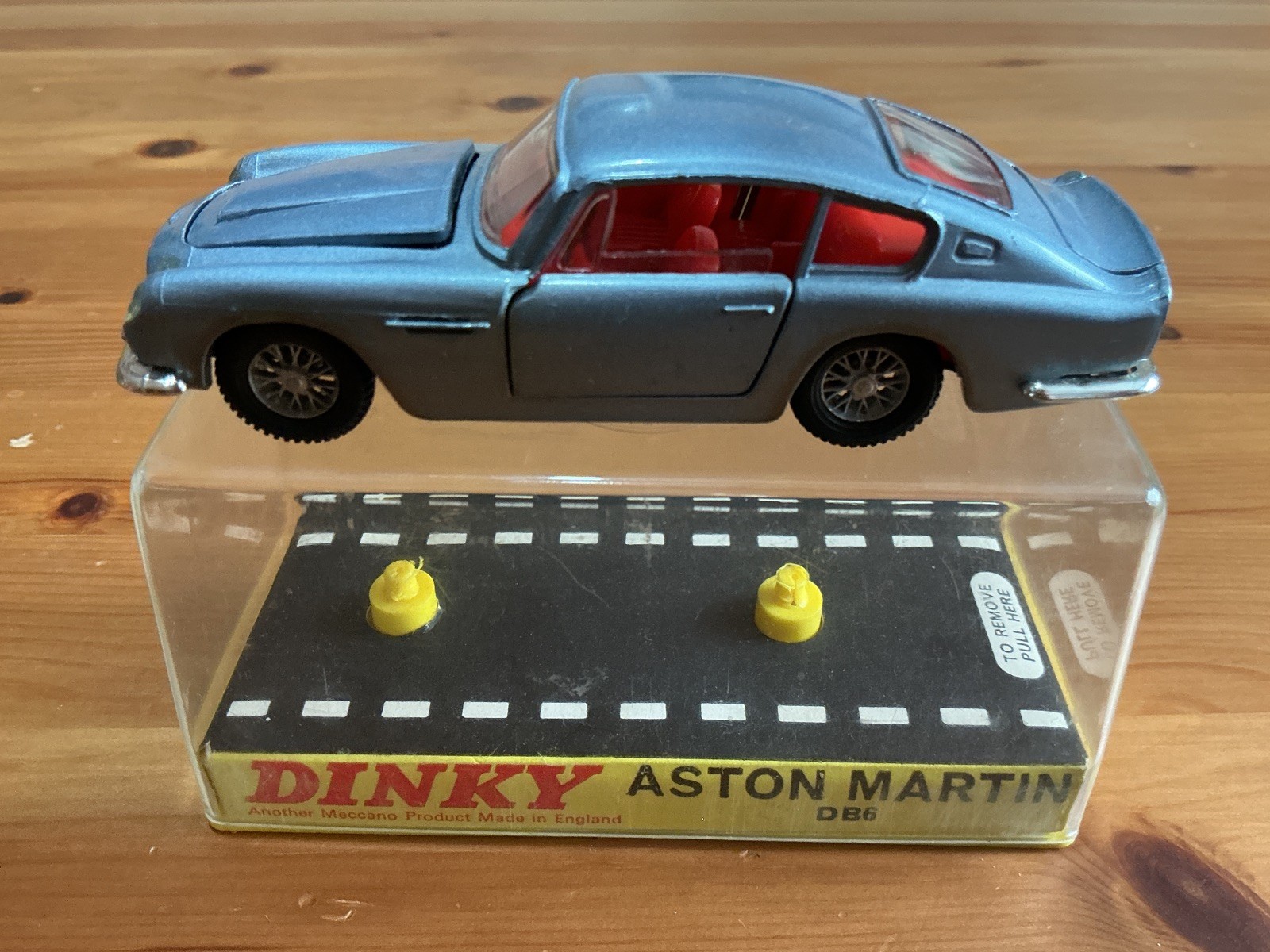 Dinky 153, Aston Martin DB6 - Free Price Guide & Review