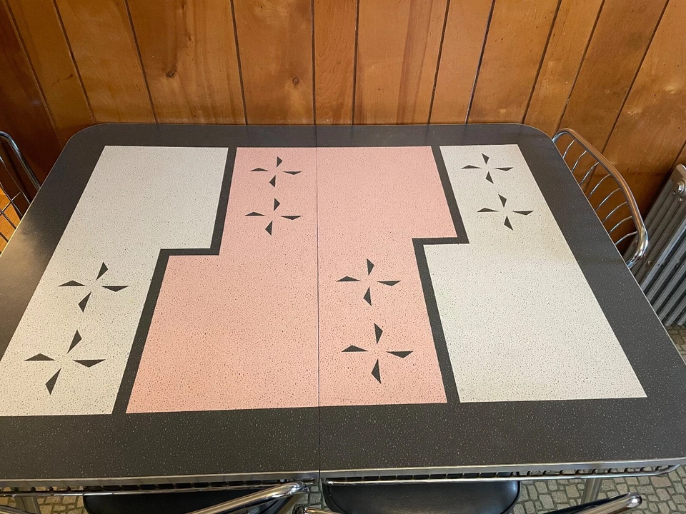 ¡BONITO! ¡Mesa de cocina Formica vintage años 50 con hoja y cuatro sillas! Foto 3 de 4