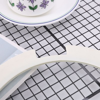 Elegante schwarz-weiße Silikondeckel in Größenbereichen von 18 cm bis 26 cm erhältlich