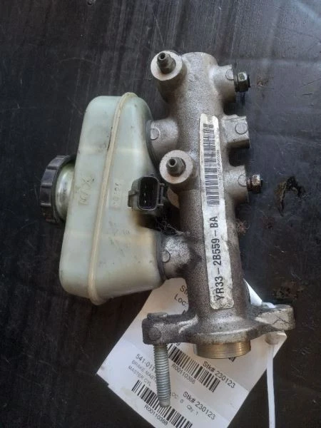 Cilindro maestro de freno sin base 99-00 02-04 Ford Mustang XR3Z2140AA Foto 4 de 4