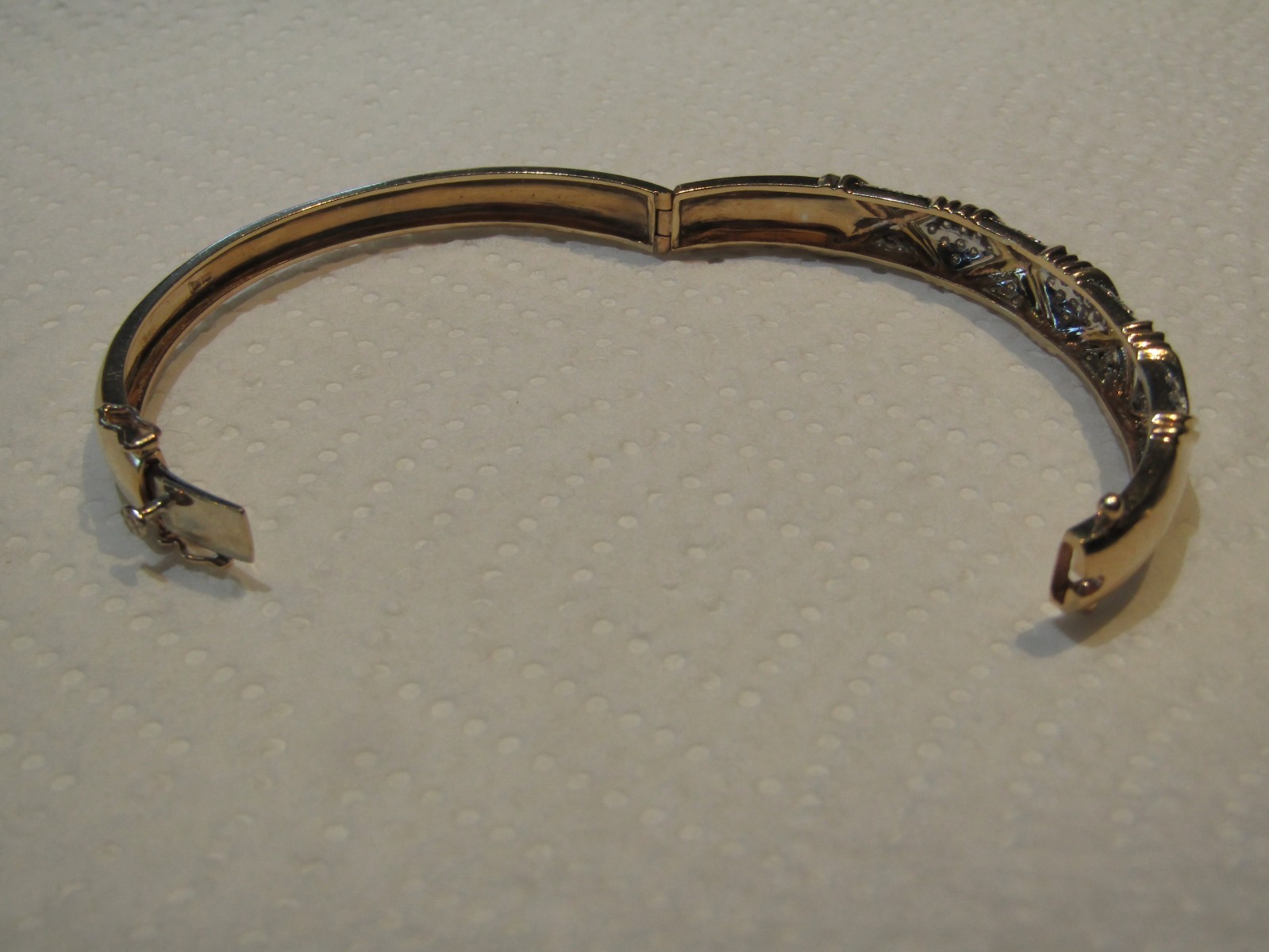 18K HINGED SOLID GOLD BANGLE BRACELET W/ APPRX 1.… - image 4