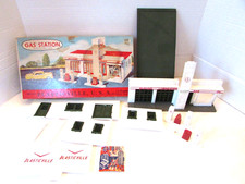 Bachmann 1800-149 Plasticville Gas Station O-S Gauge Building Kit Green M34