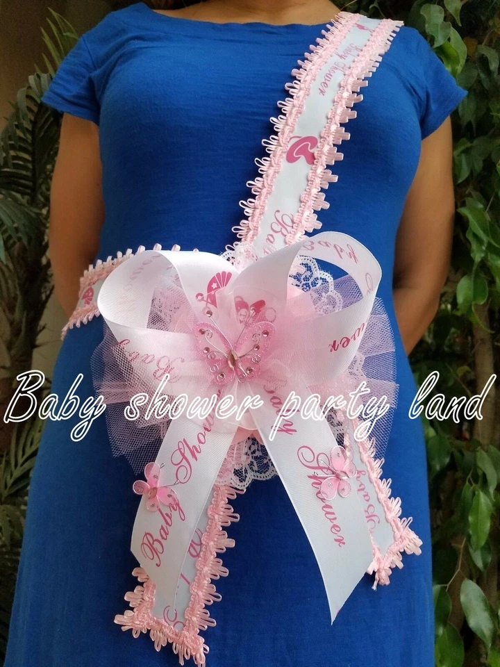 Baby Shower Mom To Be It's a Girl faixa rosa com fita borboletas e corpete - Imagem 4 de 4