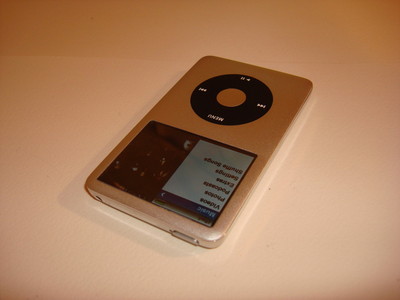 APPLE iPOD CLASSIC 7TH GEN. CUStOM SILVER 128GB SSD NEW BATTERY