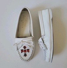Minnetonka Firebird Moccasins 9 White Pebbled Leather Boho Chic Southwestern