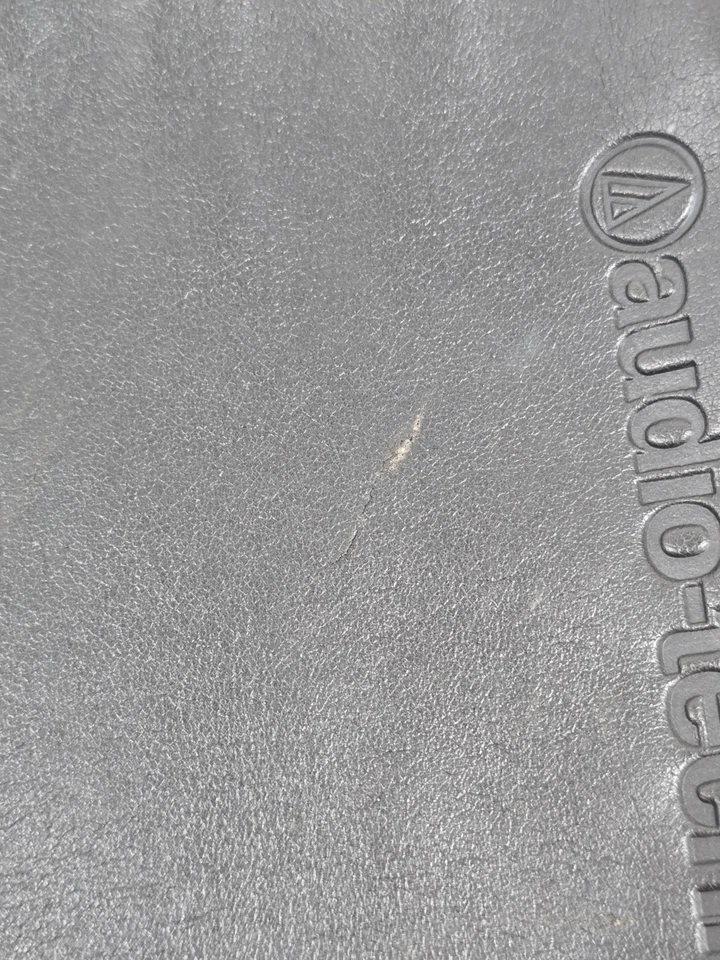 Bolsa de almacenamiento para auriculares Audio Technica con cordón - negra Foto 2 de 4