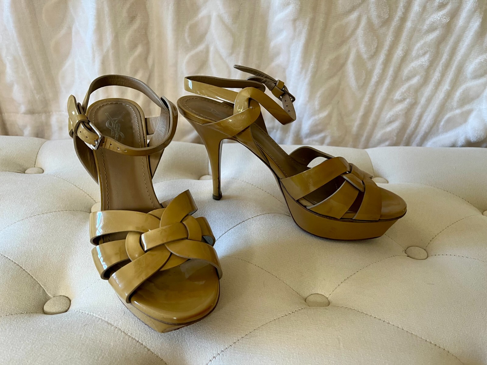 Sandali omaggio Yves Saint Laurent beige scuro in pelle verniciata taglia 38