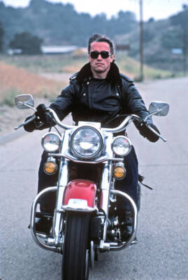 Arnold Schwarzenegger in 1982 is friendly and obliging with the pr- Old Photo 21