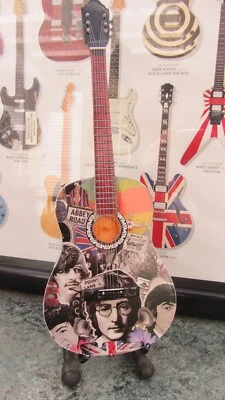 Guitare acoustique miniature BEATLES, livrée avec support - Photo 1/2