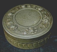 Belle boîte en étain Art nouveau signée de A.Villien, Boîte à poudre 