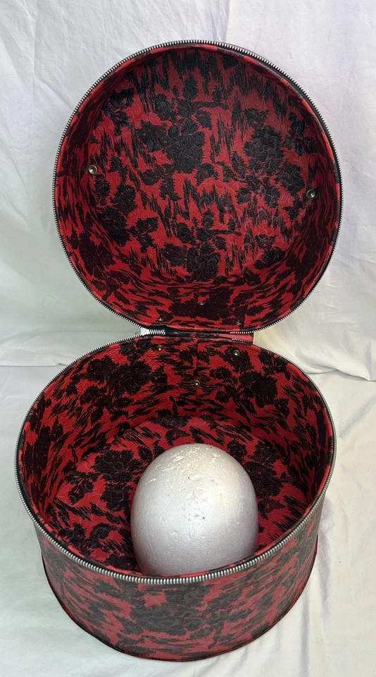 De colección MCM Rojo Negro Floral Sombrero Peluca Estuche de Viaje Vinilo | Mango y Forma de Cabeza Molde Foto 4 de 4