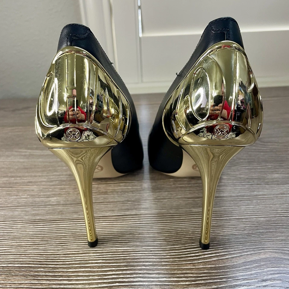 Zapatos de salón Michael Kors Michael Kors de cuero con logotipo negro y dorado nuevos sin caja, talla 7B Foto 4 de 4