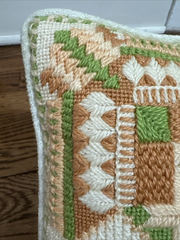 复古针绣枕头几何图案 11x11 绿色桃子白色 — 第 2/4 张图片