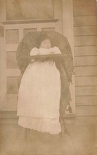 Carte Postale Vintage RPPC Bébé Dans Chaise Haute Photo Sépia Début 1900
