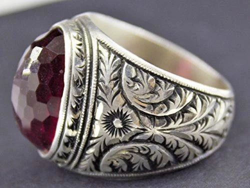 Anillo de plata de ley para hombre hecho a mano, pluma de acero artesanal, piedra granate, Imperio bizantino Foto 2 de 4