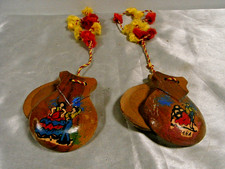 PAAR SPANISCHE KASTANIEN AUS BEMALTEM HOLZ INSTRUMENT SCHLAGZEUG CASTANUELAS