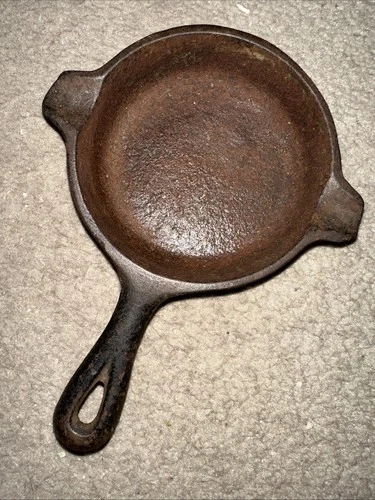 Vintage WAGNER WARE Cast Iron 1050 Miniature Frying Pan/Ashtray
