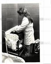 1987 press photo Gorilla curator diaper
