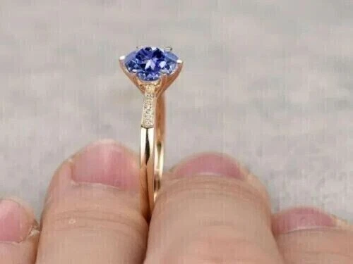 Anillos de regalo de promesa de mujer con acabado de oro amarillo de 14 quilates de tanzanita azul simulada de 2 quilates Foto 3 de 4