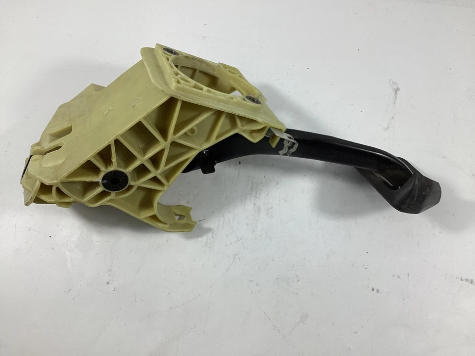 2008 - 2010 BMW 528i 528xi Brake Pedal Assembly 6759944 OEM . - Image 3 of 4