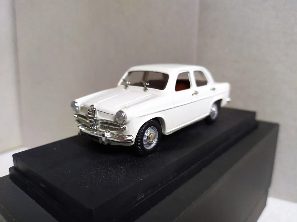 Alfa Romeo Giulietta ti . Blanco . RIO 119 . Escala 1/43 - Imagen 4 de 4